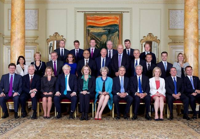 A sikoly, Theresa May irodájában.