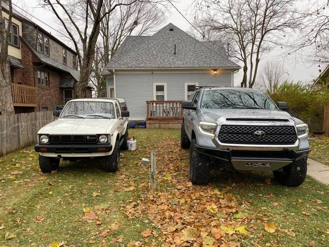 Bal oldalt egy 1980-as Toyota pickup, jobb oldalt pedig egy 40 évvel később gyártott Toyota kisteherautó látható. Mindkettő ugyanakkora súlyú.