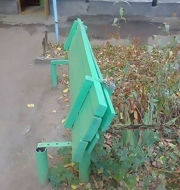 Az oroszországi Volgodonszkban a padokat éjjelre felcsukják és lelakatolják.