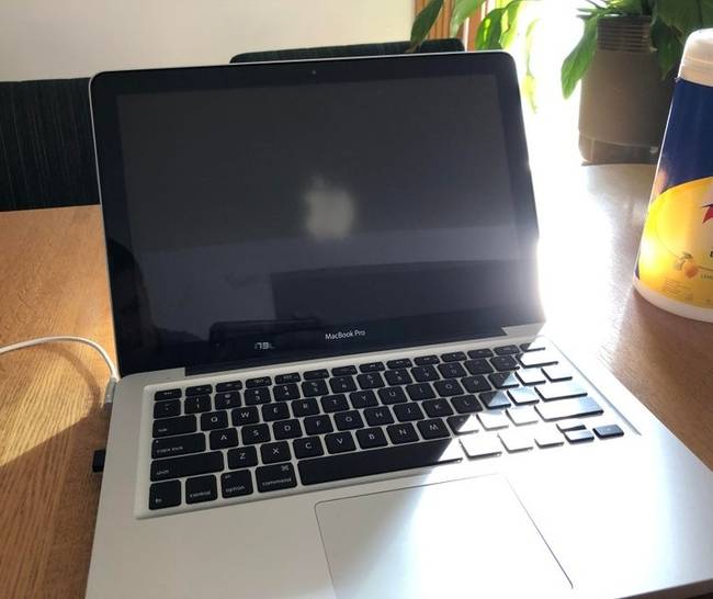 Amikor a nap a kikapcsolt laptop hátuljára süt, a képernyőn láthatóvá válik a megvilágított alma logó.