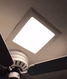 Ettől a lámpa+ventilátor kombinációtól még a legedzettebb emberek is rohamot vagy fejfájást kapnak.