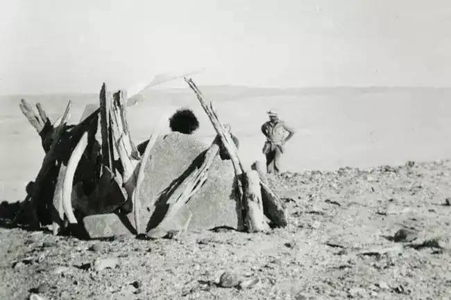 A nő lehetséges menedékének rekonstrukciója. A fotó 1941-ben készült.