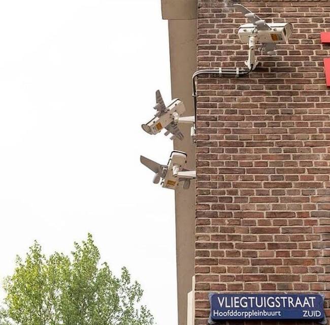 A Vliegtuigstraat hollandul "repülőgép utcát" jelent.