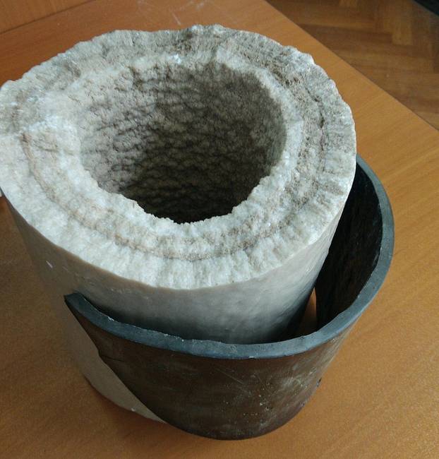 Vízkőlerakódás egy régi vízvezeték belsejében.