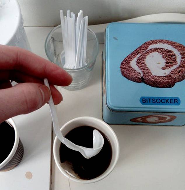 Egy műanyag kávéskanál, ami csak egy valamire nem alkalmas: a forró kávé keverésére.