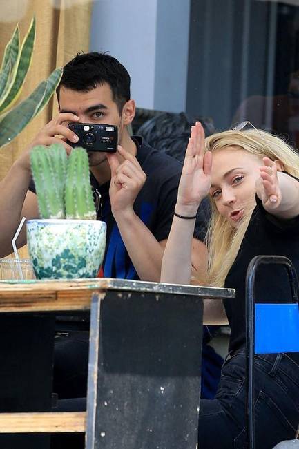 Joe Jonas és Sophie Turner szemmel láthatóan élvezi a feltűnőséget.