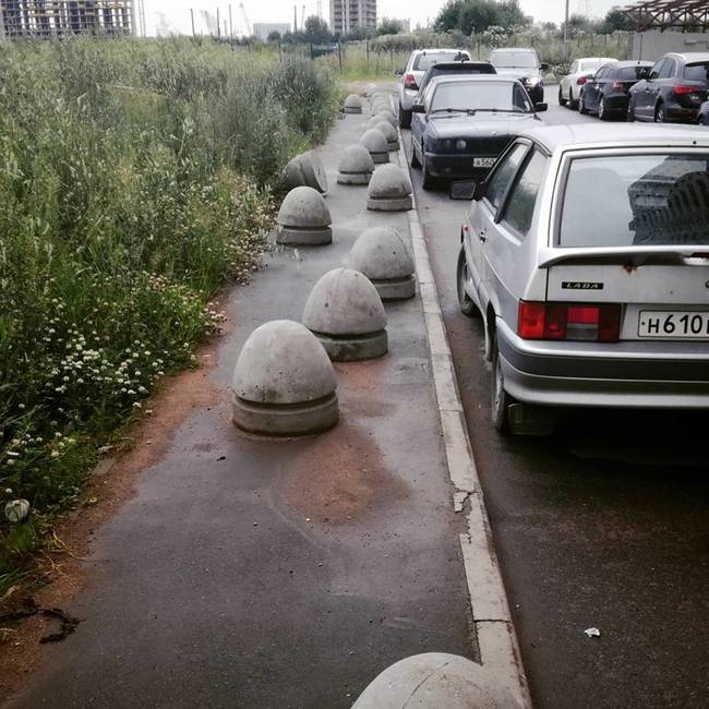 Annyira akarták, hogy ne parkoljon senki a járdára, hogy végül már sétálni sem lehet rajta.