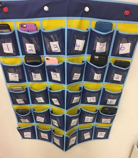 „Minden diáknak ki kell tennie a telefonját óra előtt."