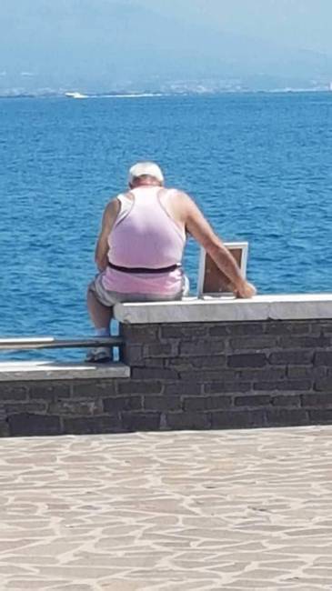 Ez a 72 éves férfi minden nap ücsörög kicsit a felesége portréjával a tengerparton, ahol egymásba szerettek.
