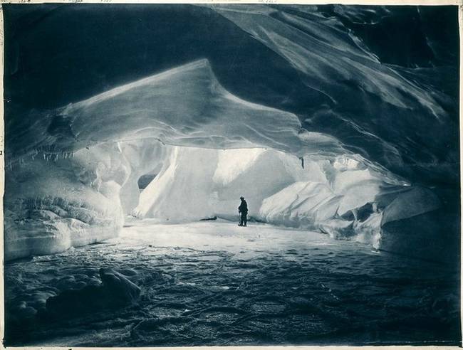 Frank Hurley egy természetes jégbarlangban, 1912-ben.