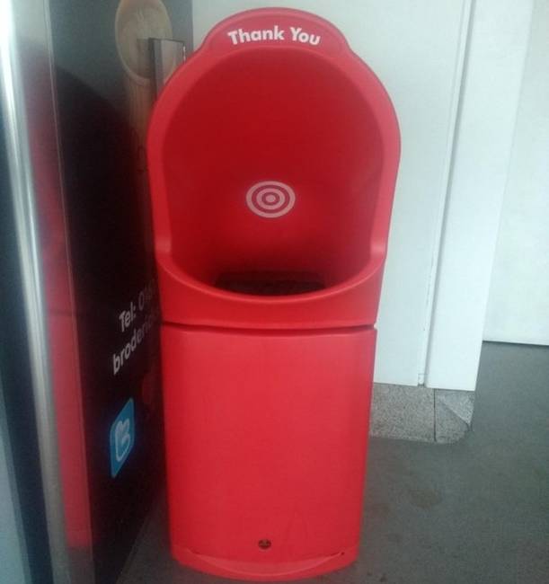 Céltábla egy nyilvános kukán, ezzel ösztönözve az embereket, hogy beledobják a szemetüket.