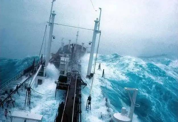 1977-ben az MS Stolt Surf tanker legalább 22 méter magas zsivány-hullámba került a Csendes-óceánon. A főmérnök, Karsten Petersen készített néhány fényképet. Beszéltek a fotókról, de hivatalosan egészen 1995-ig nem ismerték el az ilyen hullámok létezését.