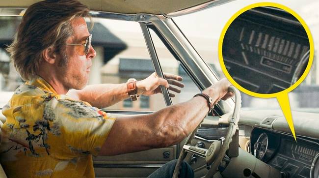 Amikor Brad Pitt a „Volt egyszer egy Hollywood” című filmben vezet, látható, hogy az autó sebességmérője nullát mutat. Ismerve Quentin Tarantino-t, valamint a filmek iránti szenvedélyét, ez valamiféle szándékos hiba lehet, mivel az ilyen jelenetek forgatása során az autókat általában egy speciális teherautón mozgatják.