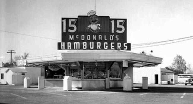 Miközben az auschwitzi koncentrációs táborba foglyok érkeztek, az Egyesült Államokban megnyílt a világ első McDonald's étterme. (1940)