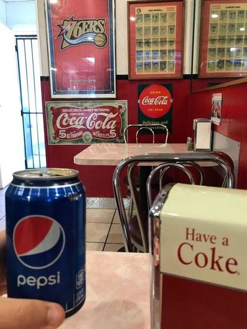 Egy Coca Cola-témájú étterem, ahol csak Pepsi kapható.