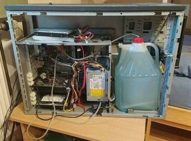 „Ezt a vízhűtéses PC-t egy internetes hirdetésben láttam."