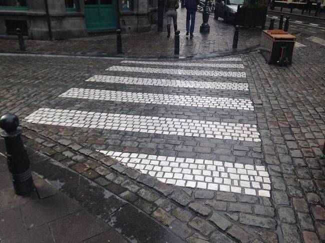 Gyalogátkelőhely Belgiumban, ahol nem csak egyszerűen felfestették a zebrát, hanem fehér macskakövekből rakták ki, így sosem fog elkopni.