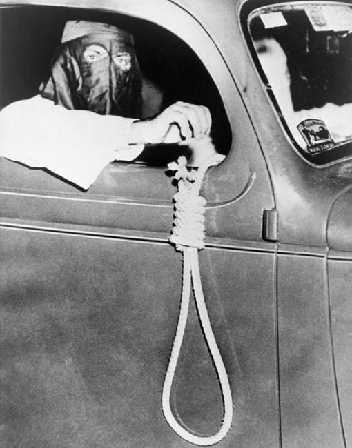 A Ku-Klux-Klan egyik tagja, aki kötéllel a kezében járta a Miamiban található fekete-negyed utcáit, 1939 májusában.