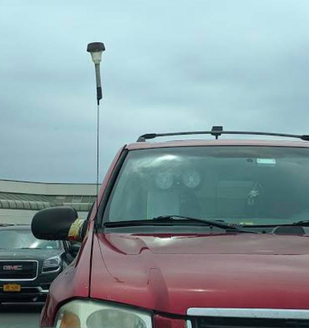 Egy ilyen kreatív antenna segít megtalálni éjszaka a kocsidat még a legnagyobb bevásárlóközpont parkolójában is.
