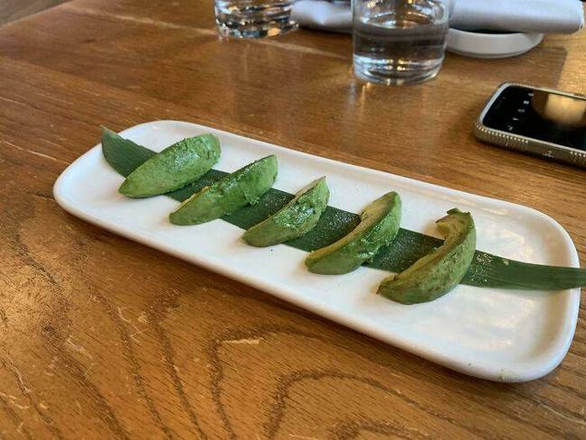 Avokádó nigiri 10 dollárért egy sushi étteremben.