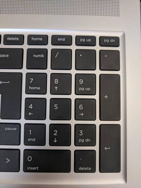 Egy laptop, aminek a billentyűzete optikai illúziót okoz.