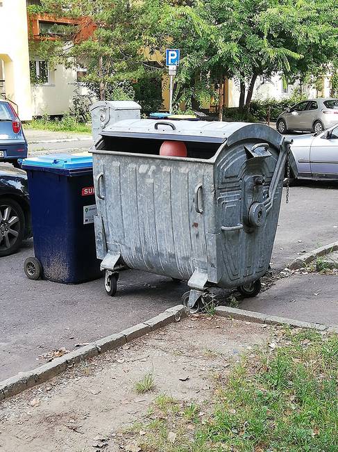 „Valaki egy piros lufit rakott a kukánkba a házunk előtt."