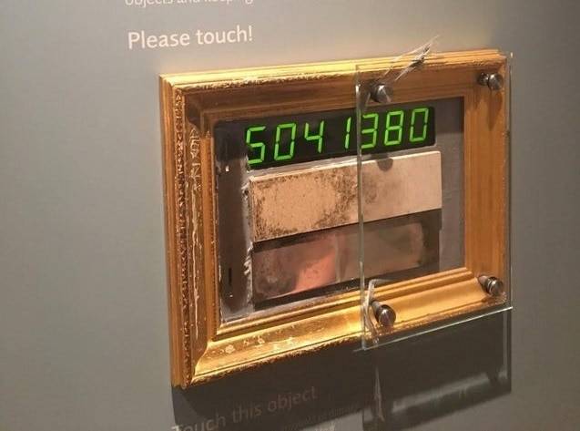 A múzeum ezzel szemlélteti, hogy miként befolyásolja a kiállítási tárgyak állapotát az emberek érintése.