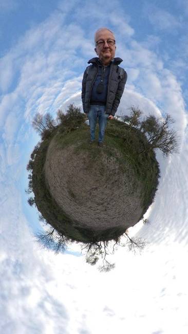 „Apám megtanulta, hogy kell használni a 360°-os kamerát, és azóta ilyen képek születnek.''