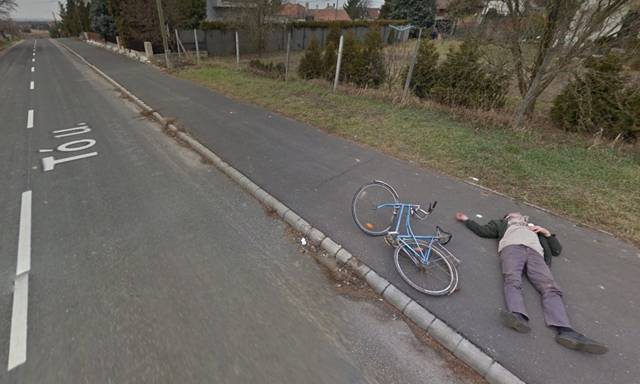 Csakhogy egy kis hazai is legyen a listán: a földön fekvő biciklisek igazi hungarikumoknak számítanak a Google utcatérképén.
