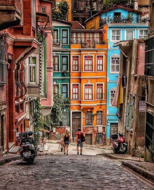 Ez nem Amszterdam, és nem is Porto. Ez az isztambuli Balat negyed, amely a macskaköves utcáiról és színpompás házairól ismert.