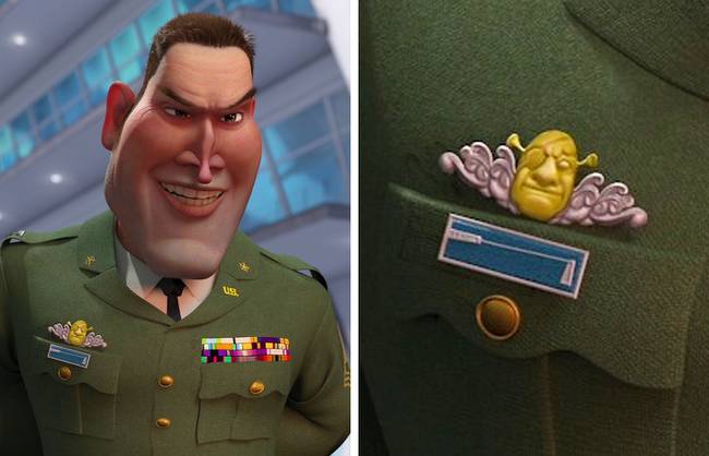 A Szörnyek az űrlények ellen című filmben W.R. Monger tábornoknak van egy jelvény a ruháján, amin Shrek arca látható.