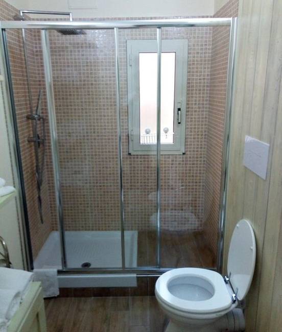 Egy hotel, ahol valamilyen oknál fogva ablakot raktak a zuhanyzóba.