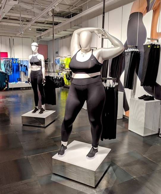 Normál és plus size méretű manöken a Nike egyik londoni üzletében.