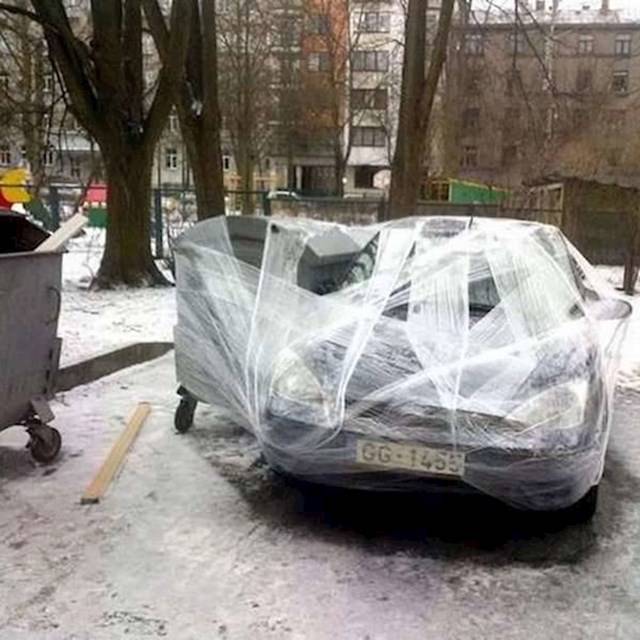 Ha ennyire ragaszkodik a kuka mellé parkoláshoz, akkor tessék, most élvezheti.