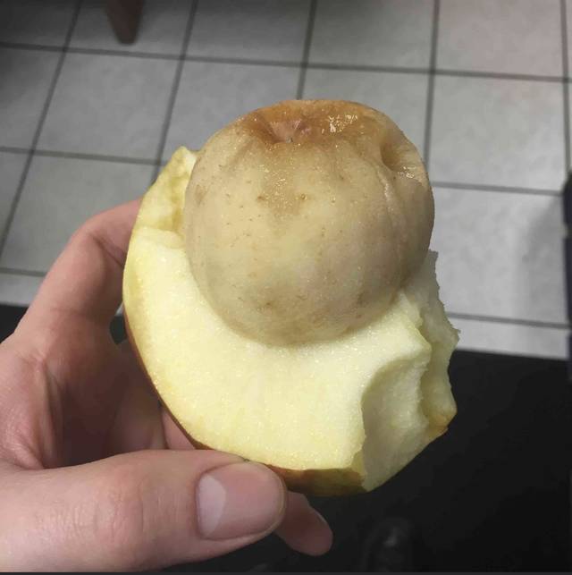 Egy alma, ami egy másik almának a belsejében nőtt ki.