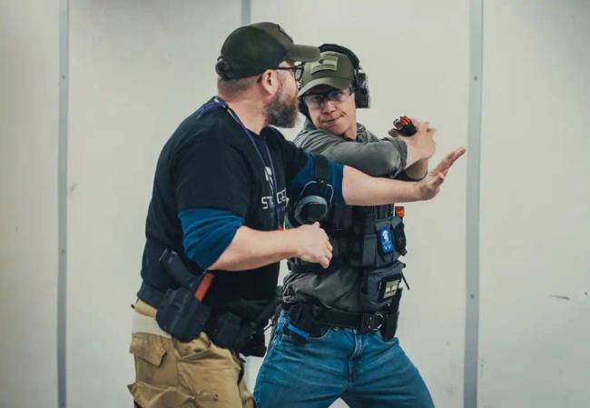 Tudtad, hogy John Wick nem csak a látszat kedvéért tartja ferdén a fegyverét a filmben?
