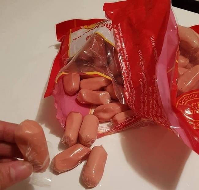 Mini-virslik, amikről egyenként kell lehámozni a műanyag fóliát.