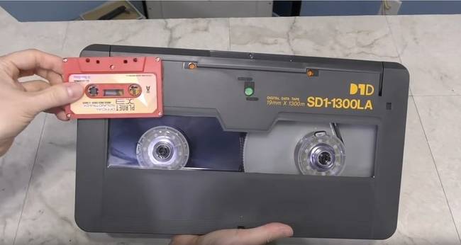 Egy átlagos audiokazetta egy 100 GB-os videokazettához képest. A Sony még 1986-ban vezette be ezt a „D-1” nevezetű szabványt, de a cég végül elvetette a projektet.