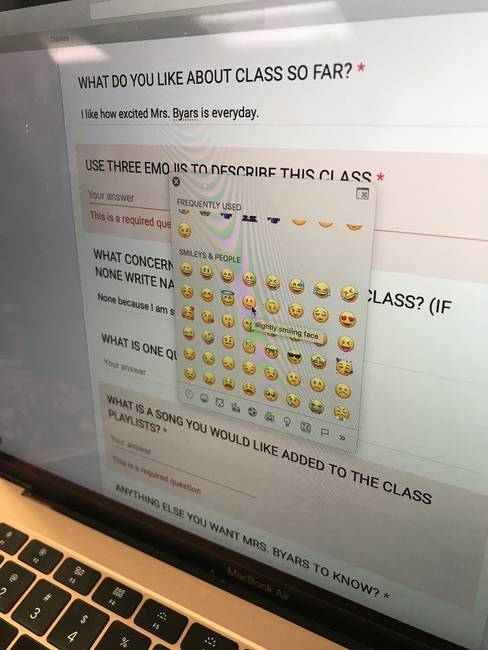 Ha lenyomva tartod a Control + Command + Space bullentyűt egy MacBookon, felugrik egy emoji-billentyűzet.