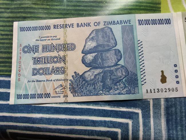 Száztrillió dolláros zimbabwei bankjegy. Ezt egyébként 1 amerikai dollárért váltották a pénzváltók, (vagyis valamivel kevesebb, mint 300 forintot ért) míg 2009-ben teljesen meg nem szűnt a komplett pénznem az országban.