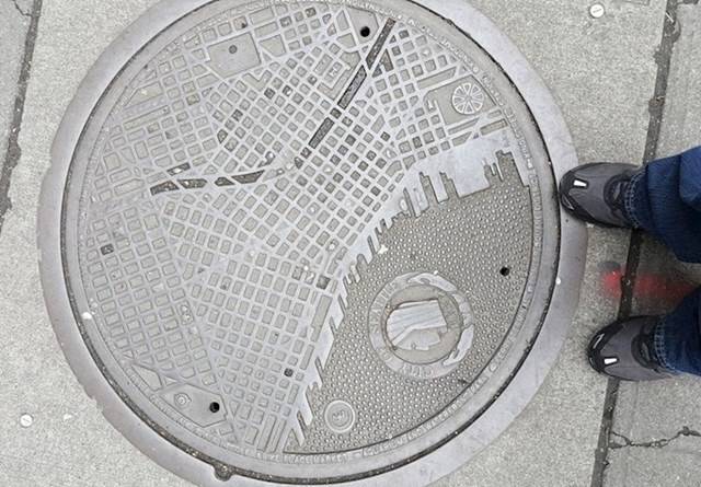 Seattle-ben a csatornafedeleken a város térképe látható.