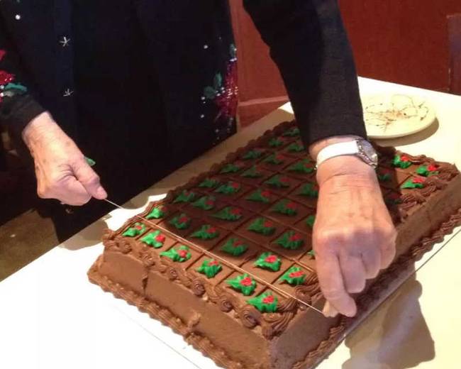 Egy fogselyem segítségével tökéletes, szabályos tortaszeleteket vághatunk.
