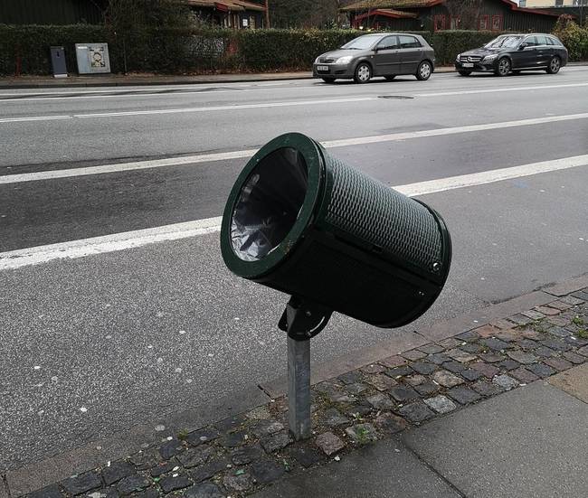 Az út mellett döntve felszerelt szemetesek segítenek Dániában, hogy a kerékpárosok menet közben is ki tudják dobni a szemetet.