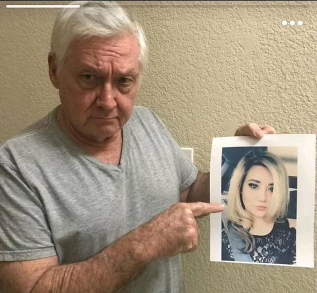 Ez a nagypapa elhatározta, hogy segít pasit szerezni az unokájának, szóval ilyen képekkel posztolta tele a közösségi oldalakat.