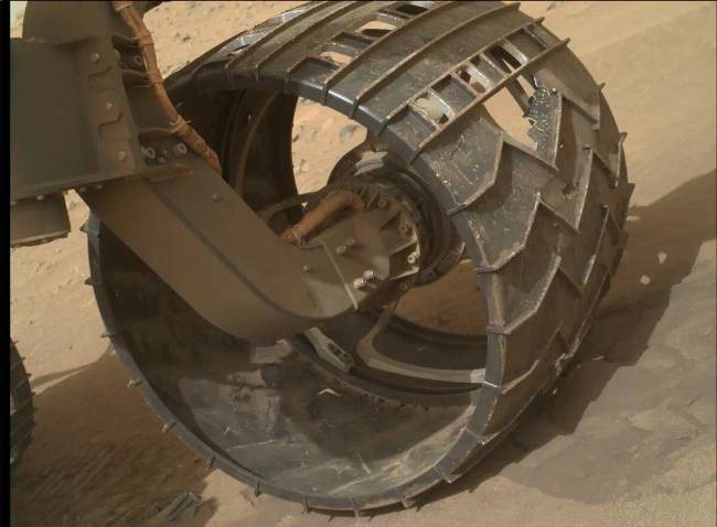 Mik ezek a furcsa kopásnyomok a Curiosity marsjáró kerekein, mikor alig 31 kilométert tett meg