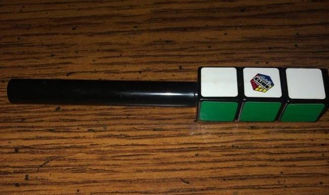 Ez egy toll-Rubik-kocka. A kupakját csak a rejtvény megoldása után lehet leszedni.