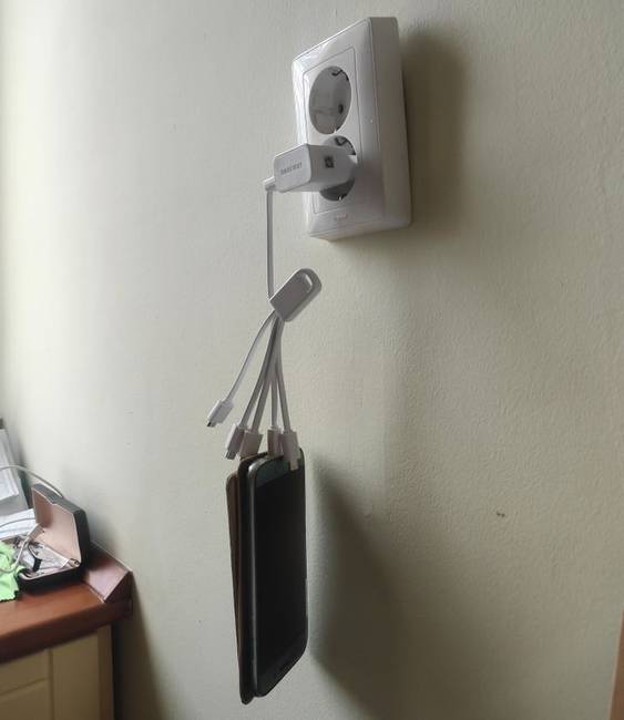 „Anyám így tölti a telefonját."