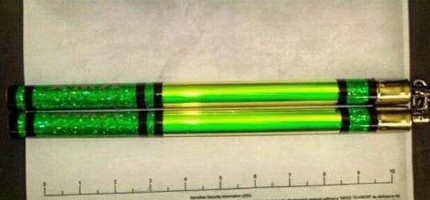 Ezt a fluoreszkáló nunchakut a San Antonio repülőtéren próbálta meg felvinni magával a gépre egy utas.
