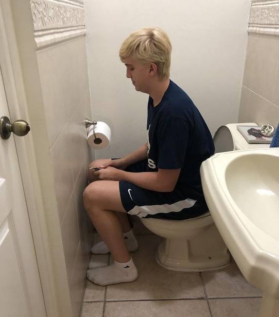 Egy WC, ami térdvédőt igényel.