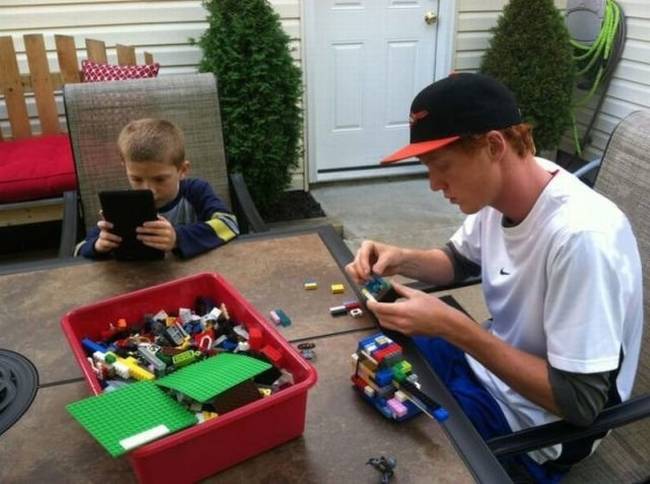 Talán épp Minecraft-tal játszik a kiskölyök.